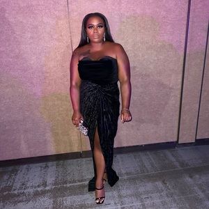 This item was worn once for a few hours.